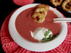 Снимка 1 от рецепта за Супа от червено цвекло с лучени кръгчета