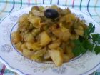 Снимка 1 от рецепта за Ястие с праз, картофи, грах и маслини в гювече