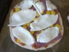 Рецепта за Пица с  луканков салам, сладка царевица и прясносолно сирене, босилек