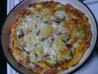 Рецепта за Пица с колбас, краставички и три сирена