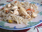 Оризови спагети с пиле и зеленчуци