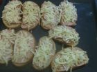 Снимка 2 от рецепта за Печени сандвичи с наденица и кашкавал