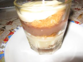 Снимка 1 от рецепта за Сладкиш от ванилов крем с блатчета в чаша