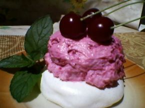 Снимка 1 от рецепта за Мус от вишни върху белтъчна бисквитка
