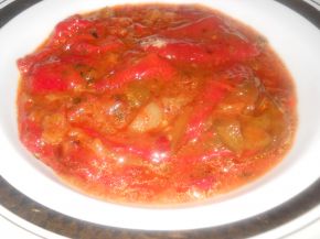 Снимка 1 от рецепта за Печени чушки с доматен сок и лук