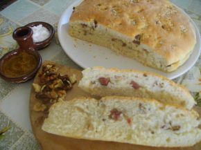 Снимка 1 от рецепта за Селска питка със салам и орехи