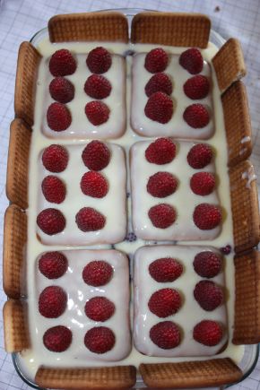Снимка 2 от рецепта за Бисквитена торта с малини