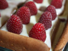 Снимка 3 от рецепта за Бисквитена торта с малини