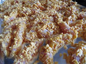 Снимка 2 от рецепта за Бързи пилешки хапки с корнфлейкс