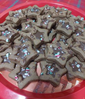 Снимка 1 от рецепта за Коледни джинджифилови линцер бисквитки с формата на звезда с шоколадов сос