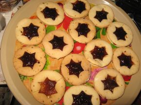 Снимка 3 от рецепта за Двойни коледни сладки с конфитюр - Линцер сладки (Linzer cookies)