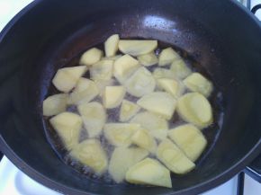 Снимка 5 от рецепта за Гювечета с наденички, картофи и сирене