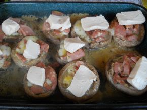Снимка 5 от рецепта за Гъби с шунков колбас, кашкавал и топено сирене