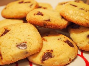 Снимка 2 от рецепта за Хрупкави бисквити с парченца шоколад