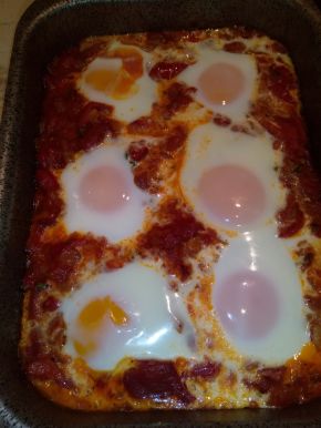 Снимка 5 от рецепта за Яйца върху домати на фурна