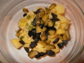 Снимка 3 от рецепта за Картофена салата с кисели краставички и маслини