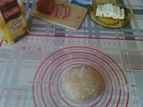 Снимка 2 от рецепта за Кифли от лимец и бяло брашно с пълнеж от шунка и сирене