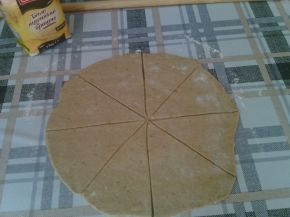 Снимка 5 от рецепта за Кифли от лимец и бяло брашно с пълнеж от шунка и сирене