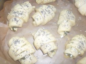 Снимка 2 от рецепта за Кифлички с лапад и сирене