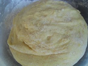 Снимка 2 от рецепта за Кузуначени кифлички с плънка от мармалад, стафиди и орехи