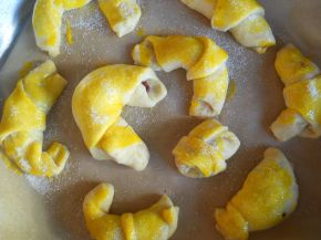 Снимка 5 от рецепта за Кузуначени кифлички с плънка от мармалад, стафиди и орехи