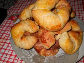 Снимка 6 от рецепта за Кузуначени кифлички с плънка от мармалад, стафиди и орехи