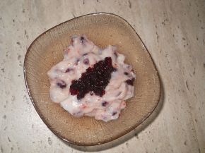 Снимка 2 от рецепта за Крем `Ванилия` със сладко от касис