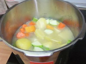 Снимка 4 от рецепта за Крем супа от тиквички, картофи, моркови и тиква