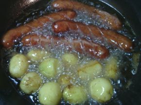 Снимка 2 от рецепта за Наденица с къдрави пържени картофи - за ничинаещи