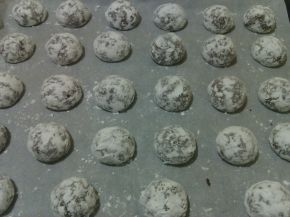 Снимка 2 от рецепта за Напукани какаови сладки с орехи
