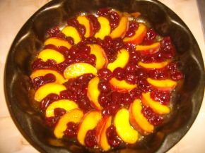 Снимка 3 от рецепта за Обърнат сладкиш с вишни и праскови