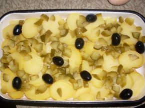 Снимка 2 от рецепта за Огретен с картофи и кисели краставички