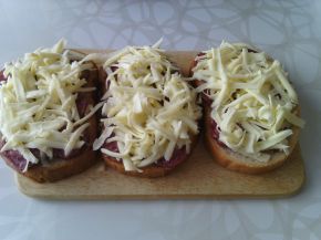 Снимка 4 от рецепта за Печени сандвичи с наденица и кашкавал