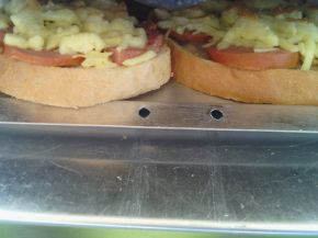 Снимка 7 от рецепта за Печени сандвичи с наденица и кашкавал