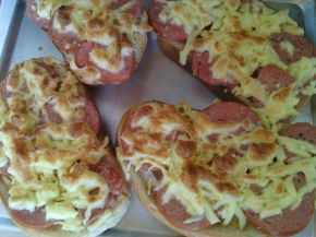 Снимка 8 от рецепта за Печени сандвичи с наденица и кашкавал