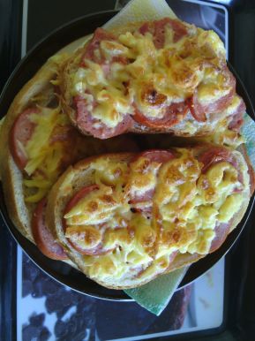 Снимка 9 от рецепта за Печени сандвичи с наденица и кашкавал