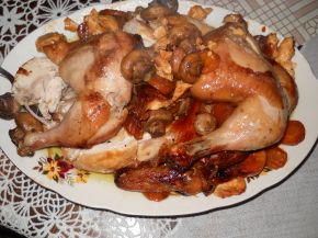 Снимка 4 от рецепта за Печено пиле в плик с гъби, моркови и топено сирене
