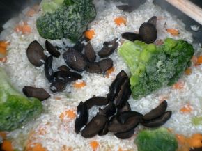Снимка 2 от рецепта за Пиле с ориз, маслини и броколи