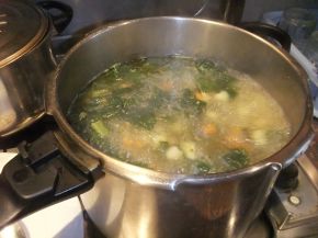 Снимка 7 от рецепта за Пилешка супа със спанак