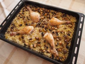 Снимка 2 от рецепта за Пилешки бутчета с ориз и гъби