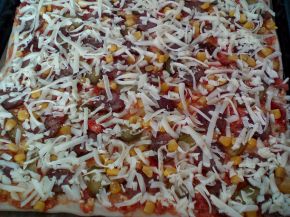Снимка 2 от рецепта за Пица с кашкавал, царевица, домати и чоризо