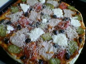 Снимка 3 от рецепта за Пица с шунка, сирене и кашкавал - вaриант 2