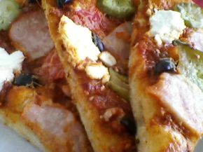 Снимка 5 от рецепта за Пица с шунка, сирене и кашкавал - вaриант 2