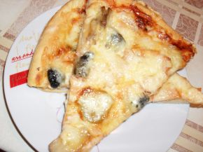 Снимка 6 от рецепта за Пица с шунка, сирене и кашкавал - вaриант 2
