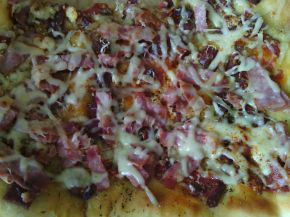 Снимка 9 от рецепта за Пица с шунка, сирене и кашкавал - вaриант 2