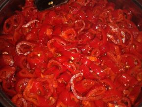 Снимка 2 от рецепта за Пържени червени чушки с домати