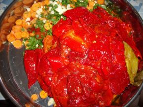 Снимка 2 от рецепта за Пържени червени чушки върхари с моркови
