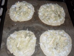 Снимка 2 от рецепта за Пърленки със сирене и кашкавал