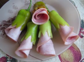 Снимка 4 от рецепта за Розички от шунка и зелени чушки