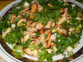 Снимка 2 от рецепта за Салата от миди със зелен лук и магданоз